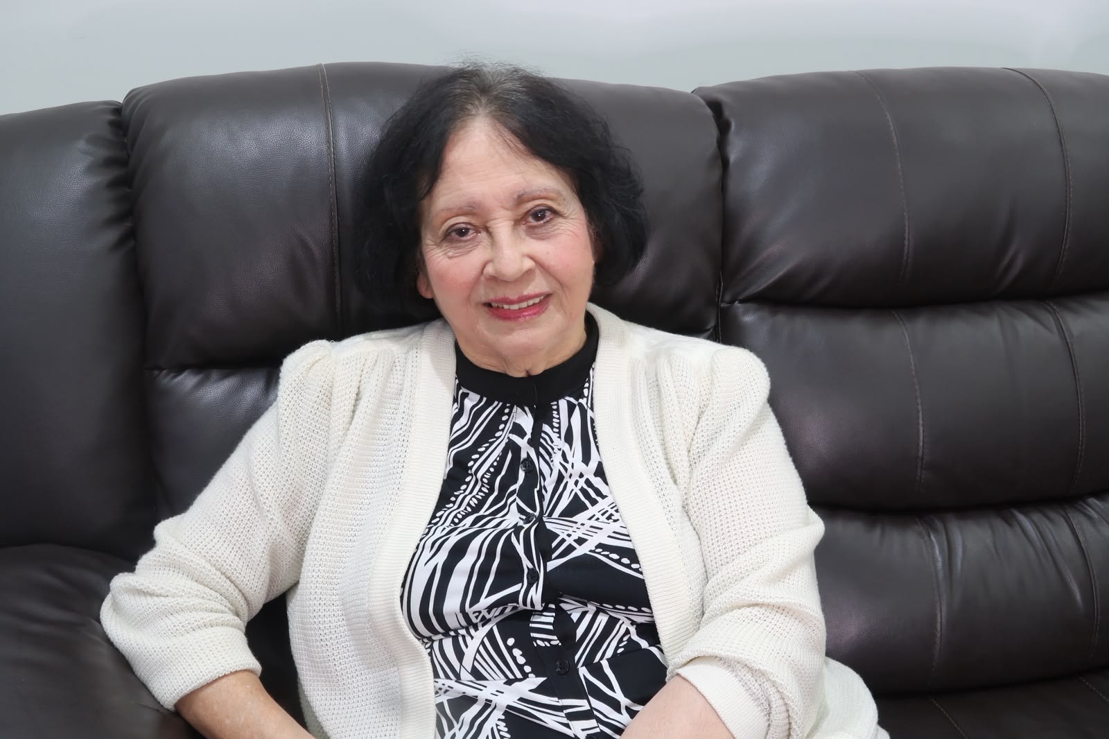 Gladys Bailey sentada en un sofá durante la visita