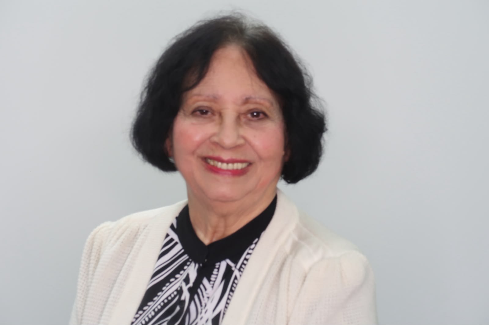Retrato de Gladys Bailey con suéter blanco